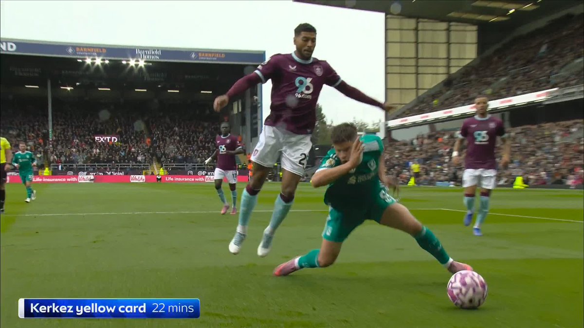 "No, no, be quiet Dave!" 😅 Roy Keane weighs in on Milos Kerkez being hooked after 38 minutes against Burnley 🔎