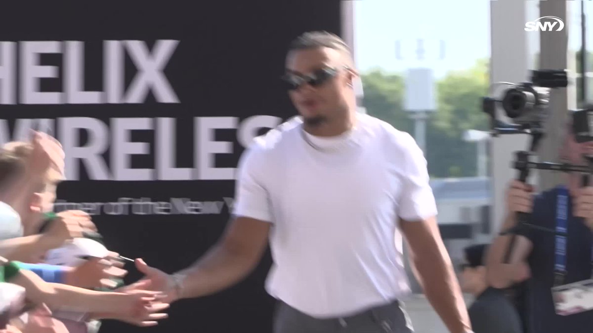Justin Fields arrives to MetLife