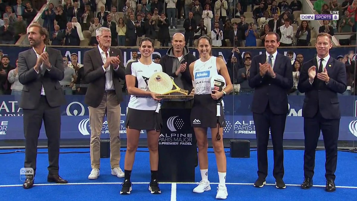 ✨🎾 الأسطورة زين الدين زيدان يتوج بطلات بطولة باريس بريميير بادل الكبرى بتسليم الجائزة بنفسه 👏🏆 #بادل #Padel