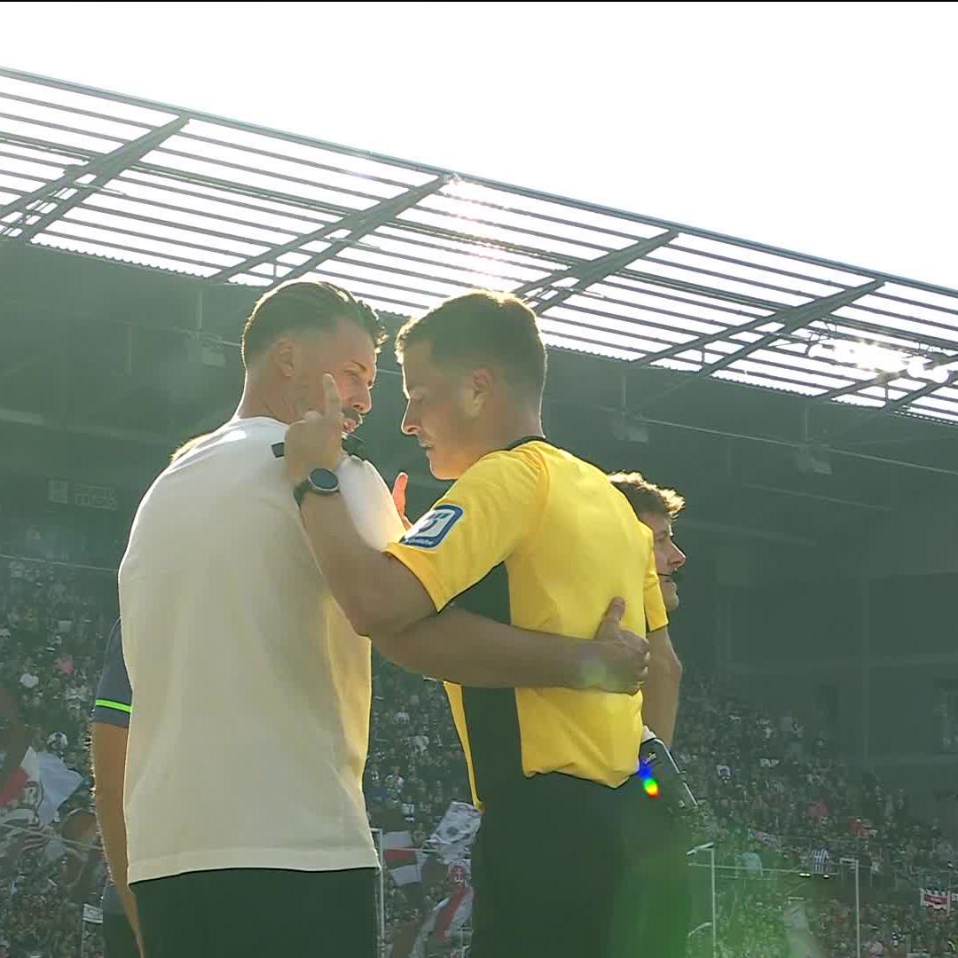 Sandro Wagner wirft einen Ball aufs Spielfeld - kommt aber mit Gelb davon ๐ฅถ #DAZNmoment St. Pauli gegen Augsburg seht Ihr jetzt live auf DAZN ๐บ #Bundesliga #STPFCA #Augsburg #Wagner
