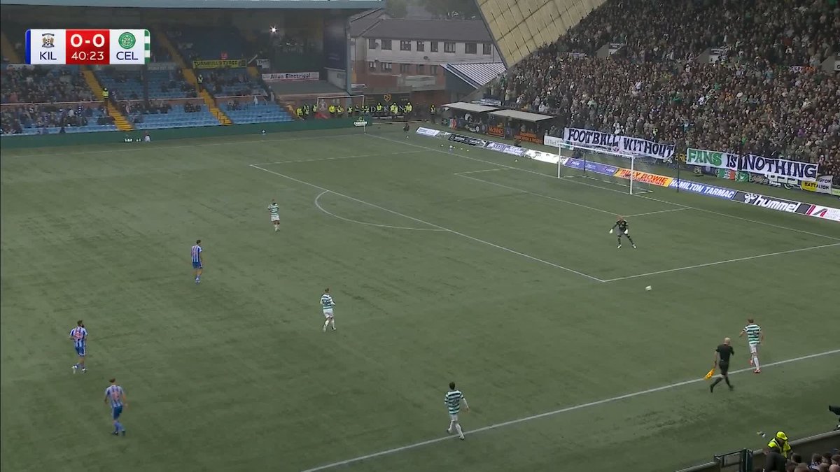 ✨ 𝗙𝗼𝗼𝘁𝗯𝗮𝗹𝗹 𝘄𝗶𝘁𝗵𝗼𝘂𝘁 𝗳𝗮𝗻𝘀 𝗶𝘀 𝗻𝗼𝘁𝗵𝗶𝗻𝗴 Celtic fans unfurl a banner during the first-half at Rugby Park ⤵️