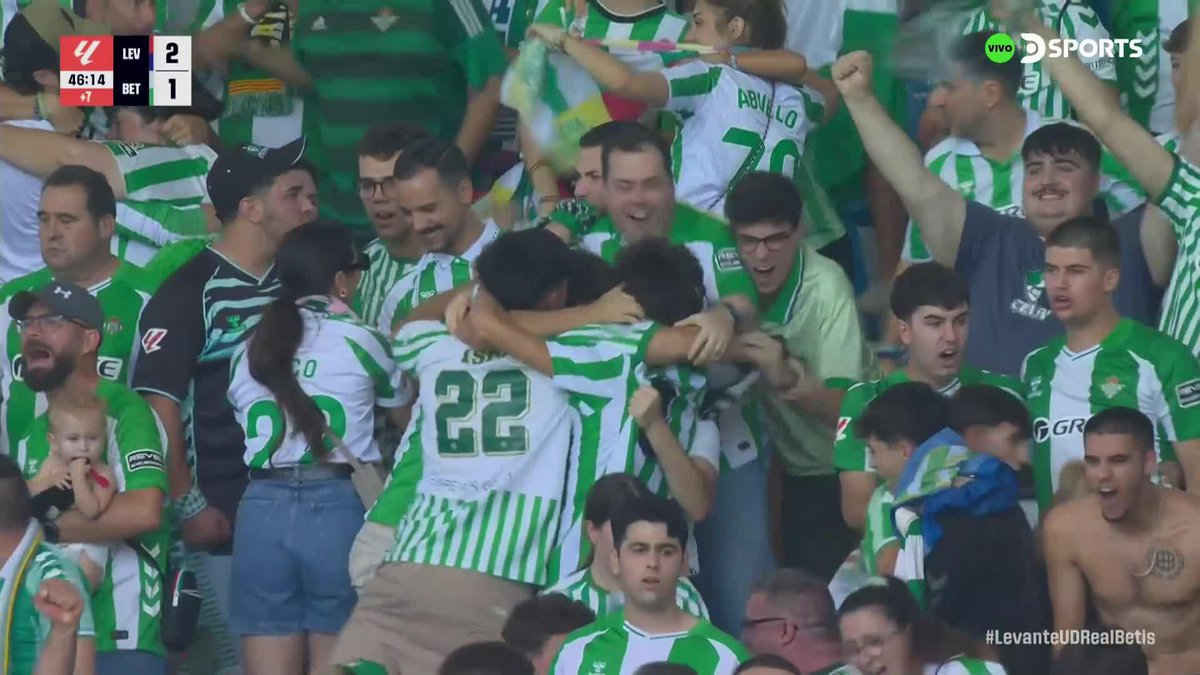 🇨🇴 GOLAZO de Juan Camilo ‘Cucho’ Hernández. El colombiano marcó el descuento para el 2-1 de #RealBetis ante #Levante, al 45’+2