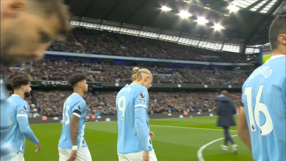 Manchester City and Manchester United hold a minute of applause for Ricky Hatton 🩵