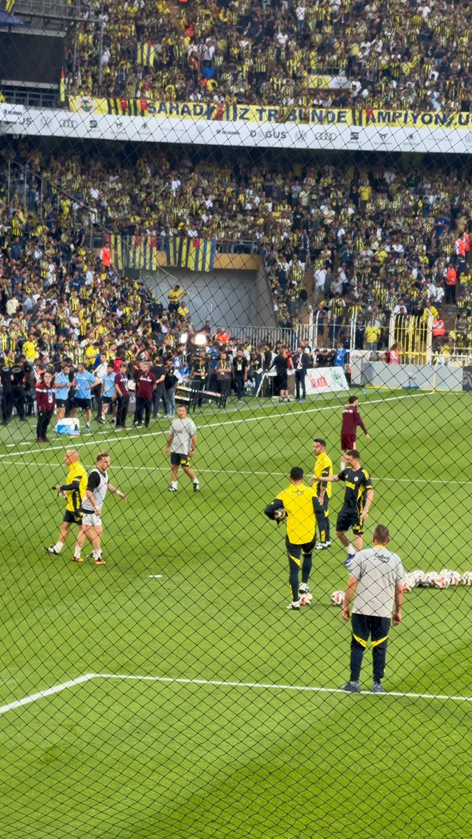 Mert Hakan Yandaş, Kerem Aktürkoğlu’nu tribünlere getirdi.