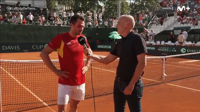 🙌 Está exhausto, pero qué gustazo escuchar a Pedro Martínez con Alex Corretja tras su hazaña. #DavisCup #LaPistaDelTenis