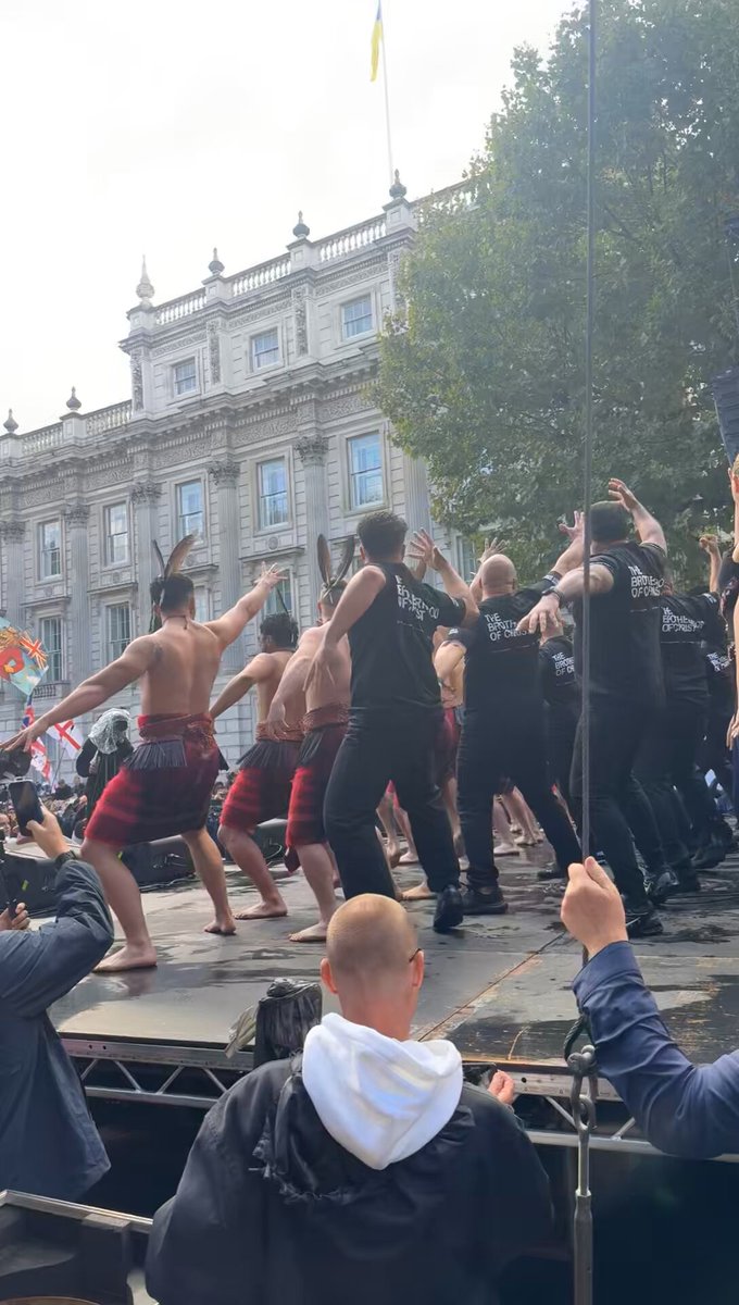 🚨 MOST POWERFUL HAKA ever performed yesterday at Tommy Robinson’s UK FREE SPEECH Festival!!!! 🇬🇧🇬🇧🇬🇧 This massive energy must have RATTLED the bones of the useless old tyrants who currently occupy Britain’s government 😳😳😳 3 million Patriots STRONG!!! 💪🏻