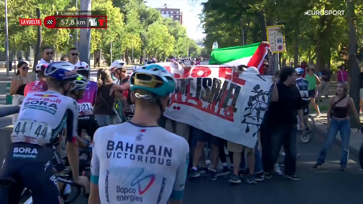 🚴🇪🇸 | Het peloton is amper op het plaatselijke circuit in Madrid of het gaat mis. Vreselijk mis... Het lijkt er sterk op dat de Vuelta abrupt wordt beëindigd. Ongelooflijk, maar waar... #LaVuelta25 📺 Stream koers op HBO Max