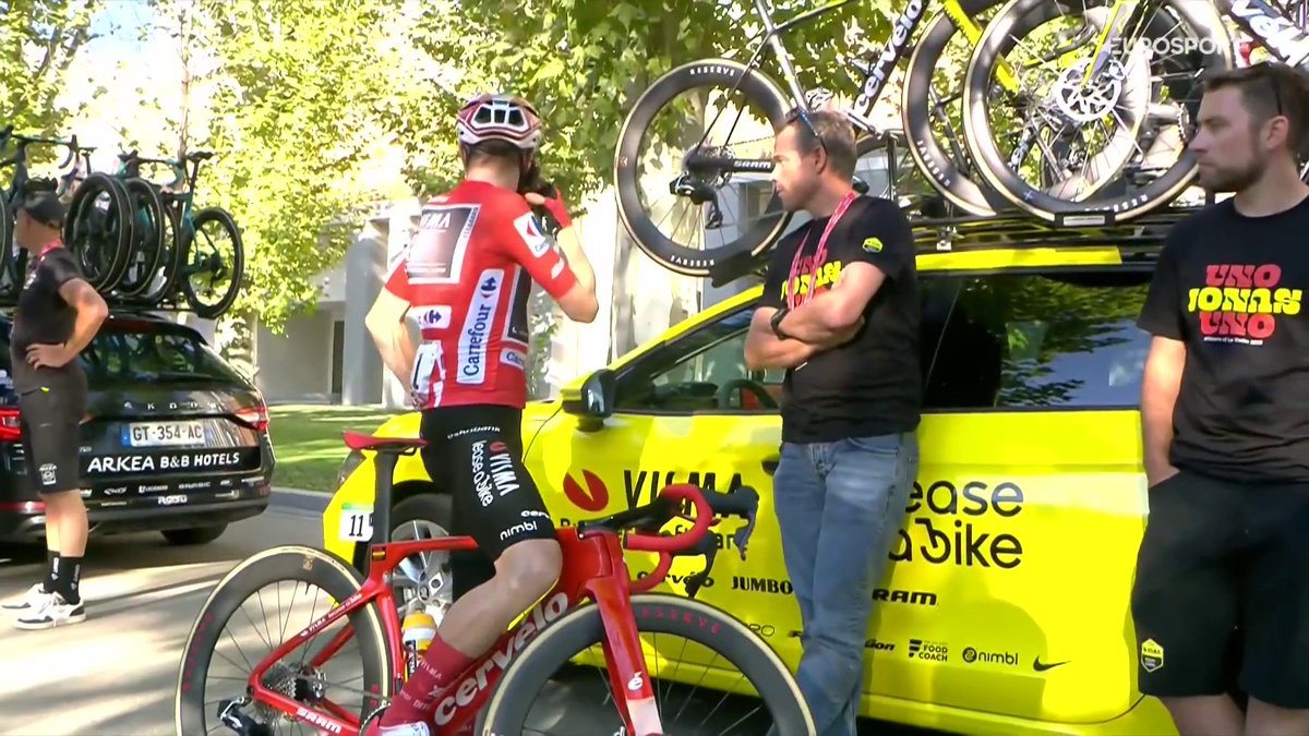 🚴🇪🇸 | Deze beelden zijn synoniem geworden voor een flink ontsierde Vuelta. De slotrit is geannuleerd. Het is zelfs de vraag of de podiumceremonie wel doorgaat... #LaVuelta25 📺 Stream koers op HBO Max