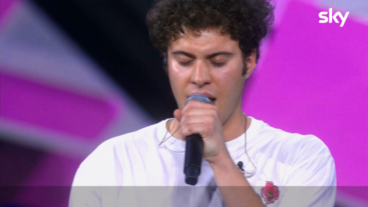 Piercesare, il 25enne milanese da poco laureato in Finanza, con la sua esibizione sulle note di “Chandelier” di Sia, sul palco delle Audizioni di #XF2025 ha conquistato la giuria e non solo. L'esibizione da brivido ➡️