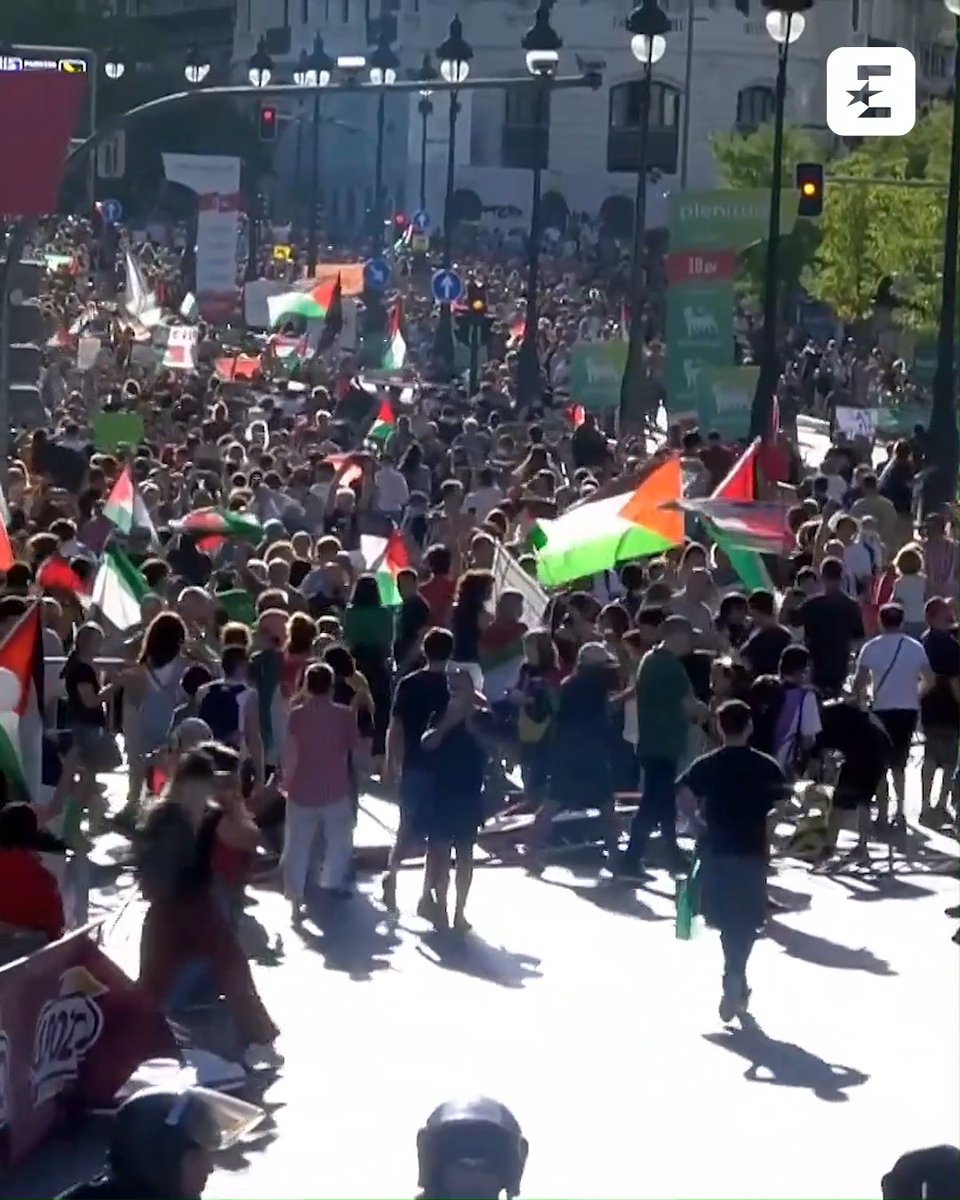 ⚠️ Zniszczone barierki, zupełny chaos, starcia z policją ⚠️ Propalestyńskie protesty psują to, co miało być wspaniałym zamknięciem roku najważniejszych wyścigów świata. #LaVuelta25 prowadziła nierówną walkę z tym procederem, ale koniec końców ją przegrała 😔 #HomeOfCycling