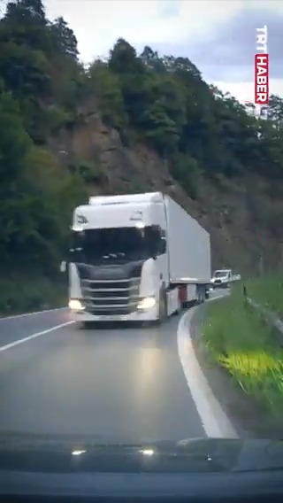 Artvin'de bir otomobil, hatalı sollama yapan tırla çarpışmaktan son anda kurtuldu.