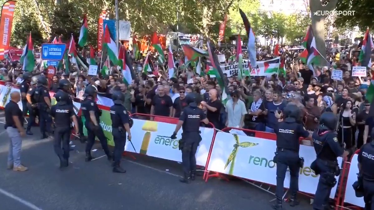 ⛔⛔⛔ To wtedy końcowy, 21. etap Vuelta a Espana przestał być sportowym wydarzeniem i zamienił się w kolejny etap, ale politycznych demonstracji. Kolarstwo dziś niestety przegrało. #HomeOfCycling #LaVuelta25