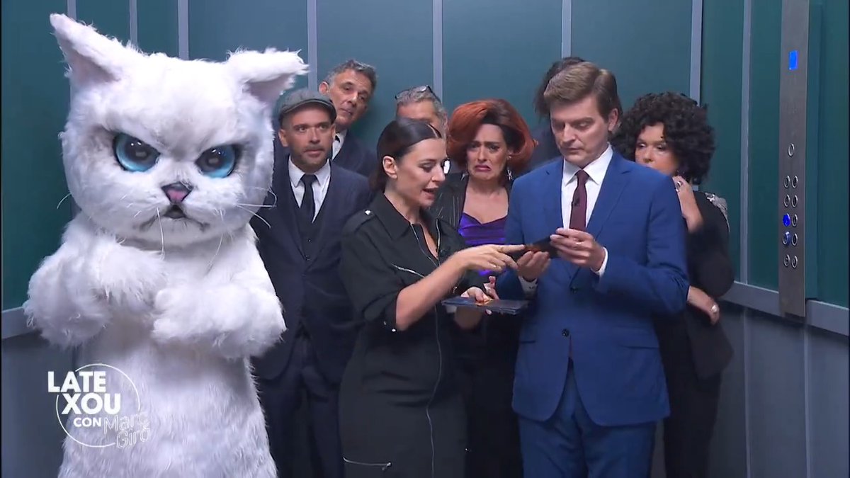 🛗✨¡Momentazo ascensor del #LateXou con Marc Giró que estrena nueva temporada con la jefaza Miren Ibarguren! También visitarán el programa las actrices Ester Expósito y Antonia San Juan ❤️✨ ⏰ MARTES a partir de las 22:50 h en La 1 y en RTVE Play