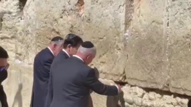 סוף סוף לוקחים פה אורחים לכותל ולא ליד ושם