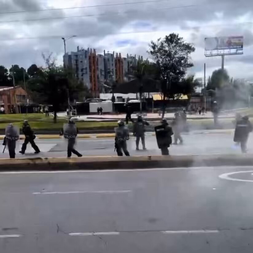 ⚠️ Rechazamos la forma en que la Administración de Carlos F. Galán y la fuerza pública responden hoy a la movilización de las y los habitantes de los Cerros Orientales en la Autopista Norte. Con violencia le reacciona el Distrito a las comunidades que exigen la legalización de sus barrios, servicios básicos y cumplimiento del Fallo del Consejo de Estado tras años de abandono. La represión no es respuesta. Lo que se necesita es voluntad política, diálogo real y soluciones. #LosCerrosSeDefienden RTVC Noticias CityNoticias Personería de Bogotá Defensoría del Pueblo