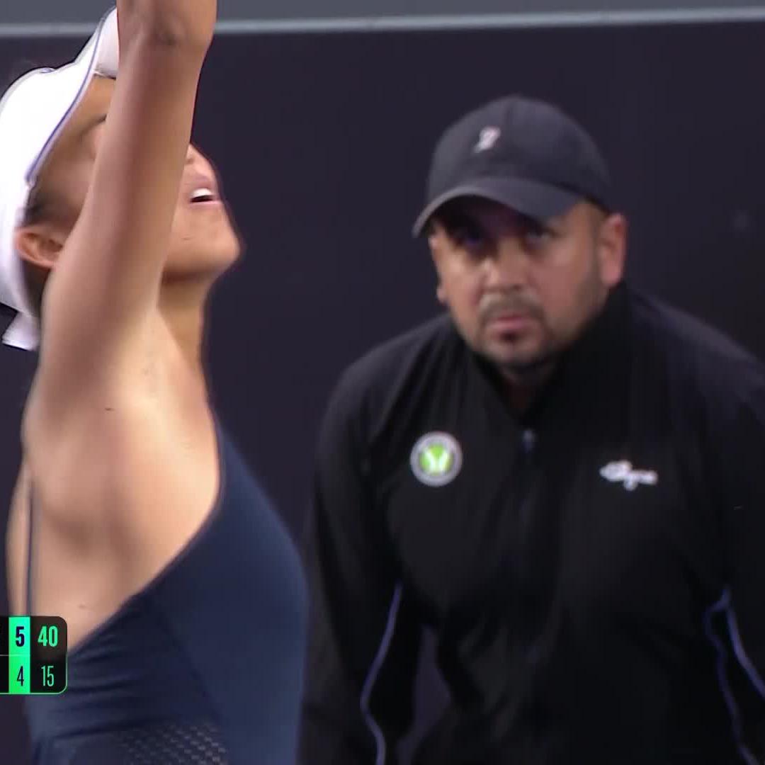 UN MOMENT GRAVÉ DANS SA MÉMOIRE 🌟 L’instant où Sarah Rakotomanga décroche le premier titre de sa carrière à 19 ans en remportant le WTA 250 de Sao Paulo. 🔥🇫🇷 La Française était menée 5-0 dans le troisième set de son premier tour. C’EST FOU. 😭