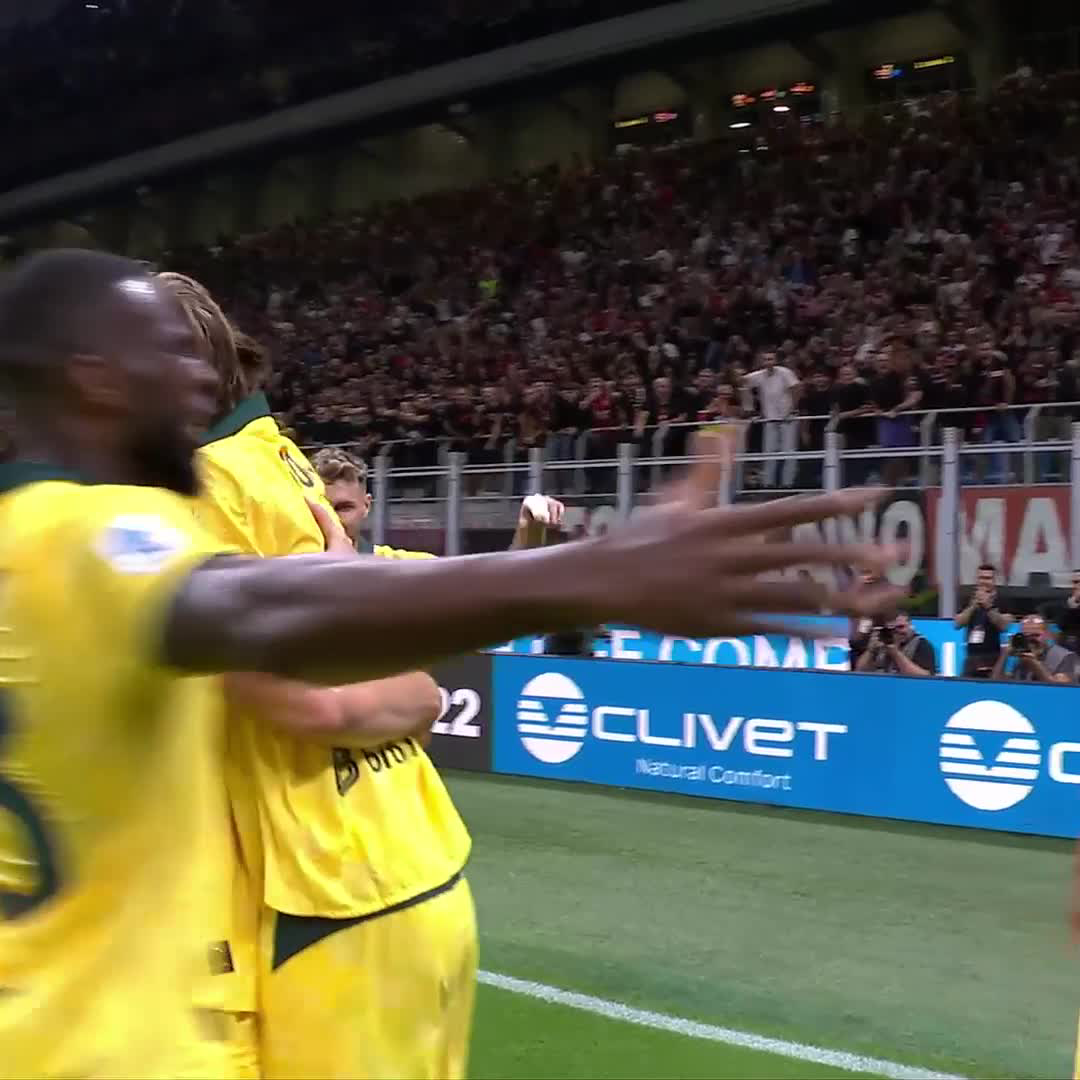 A late birthday present for Luka Modric! 🎁 Milan take the lead! ⚽ #MilanBologna 1-0