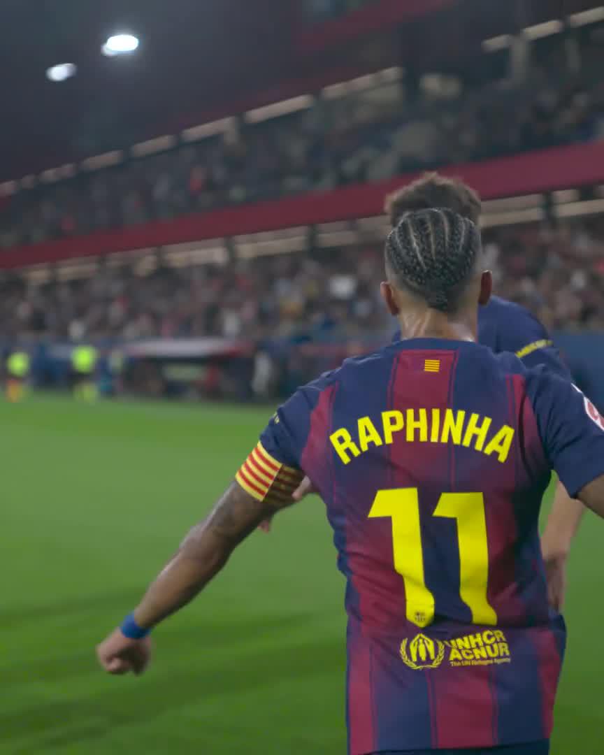 Sanctionné par Hansi Flick 🇩🇪 pour son retard à l’échauffement, Raphinha 🇧🇷 répond sur le terrain. 😁💙❤️