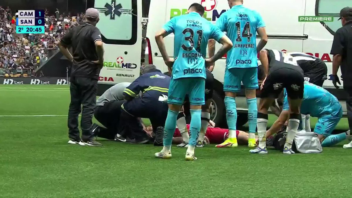 Gabriel Brazão ficou com um galo enorme na cabeça após uma divida com Igor Gomes, continuou no jogo, depois desabou novamente e saiu de campo de ambulância. O goleiro do Santos está a caminho do hospital para realizar exames. 🎥 Premiere | ge