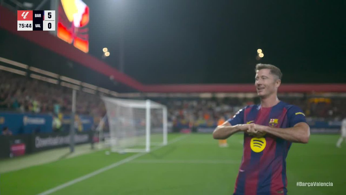Robert Lewandowski makes it 5-0 for Barcelona 😱