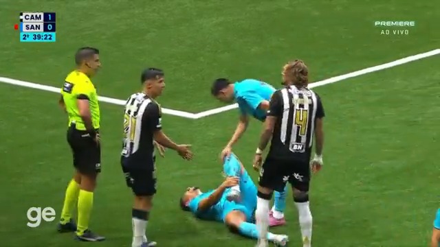 Lyanco ficou o jogo todo falando na orelha do adversário e cometeu esse pênalti, que vai dando empate ao Santos que joga com um a menos.