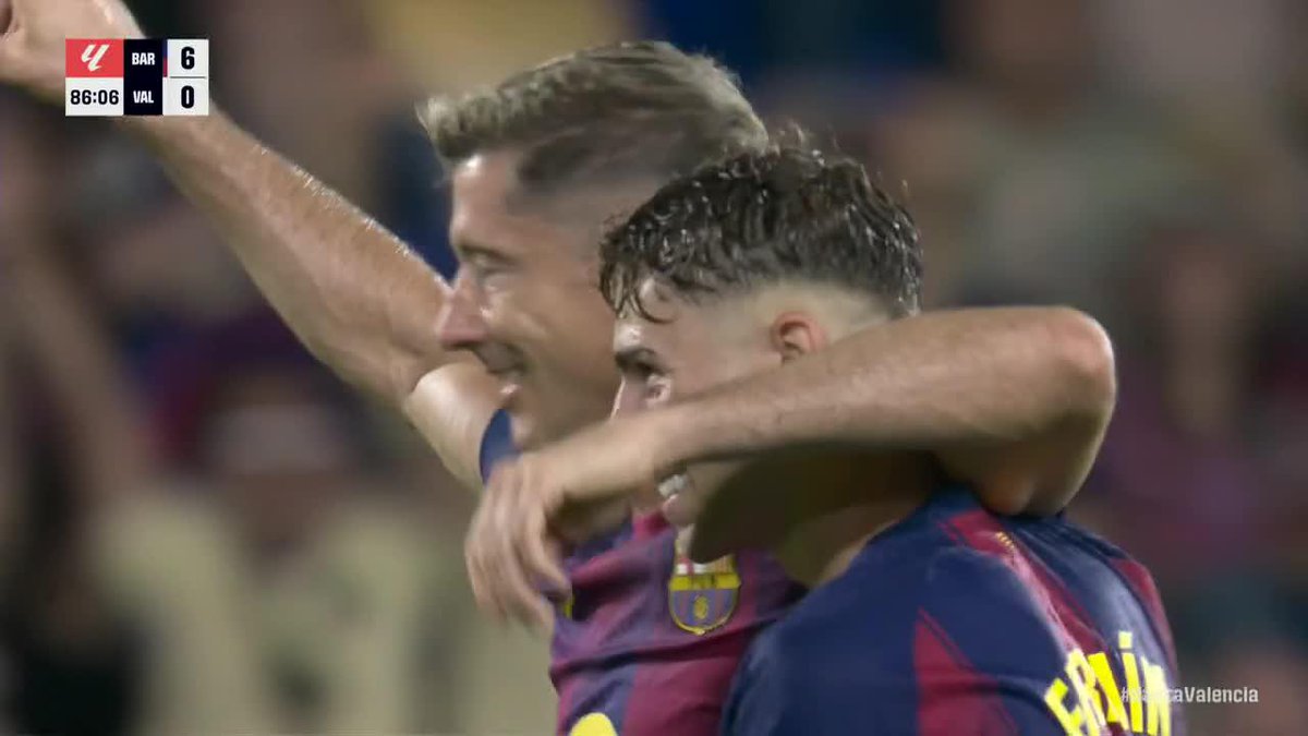 Robert Lewandowski makes it 6-0 for Barcelona against Valencia 😳