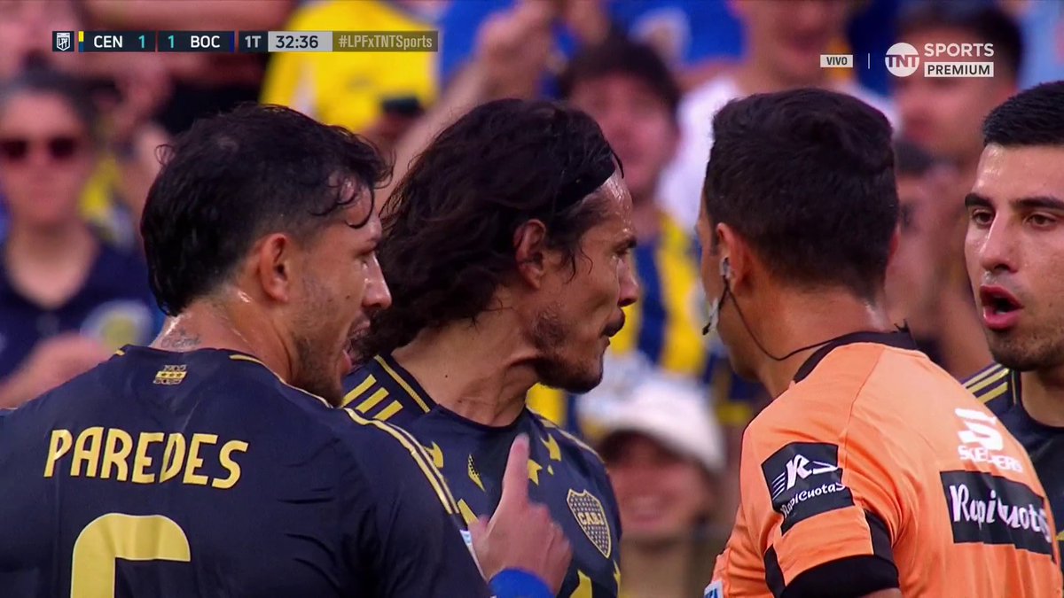🔎Edinson #Cavani, MUY enojado con el árbitro Facundo Tello. Fue amonestado el uruguayo.
