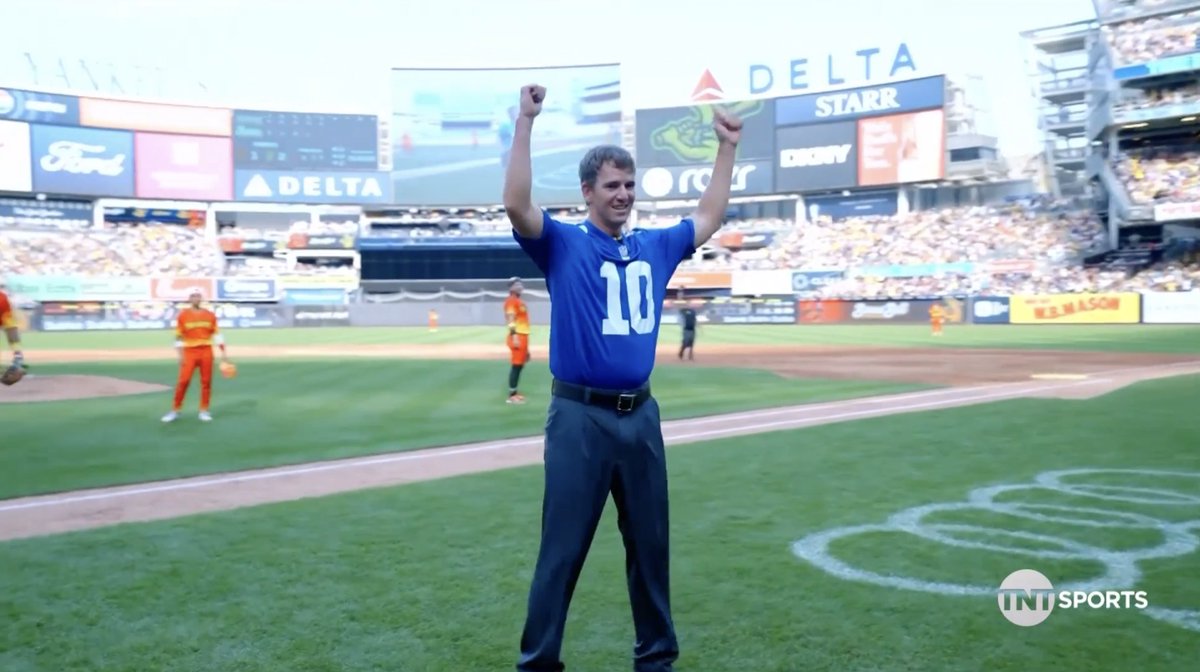 An under cover Eli Manning sold the call at first in the Savannah Bananas game 😭