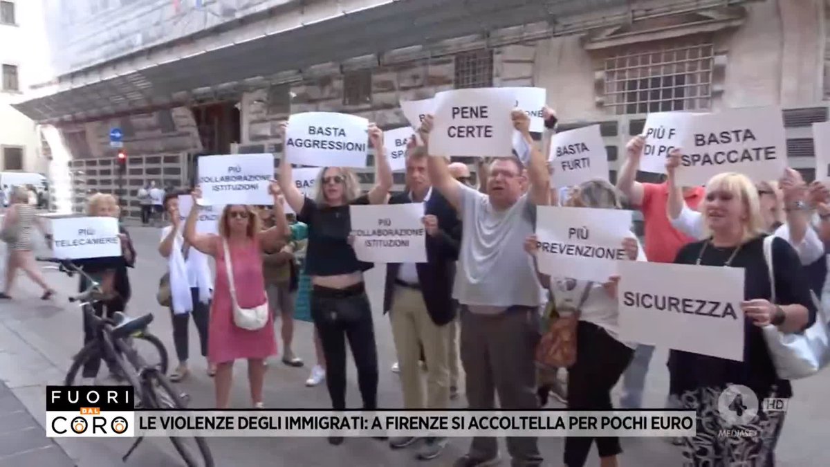I cittadini di Firenze urlano "sicurezza sicurezza" sotto gli uffici della Prefettura, stanchi di aver paura tra le strade della loro città per colpa degli immigrati violenti. Il servizio completo di deliamauro a #Fuoridalcoro è su Mediaset Infinity