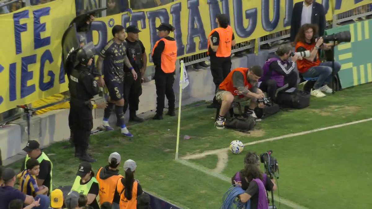 😅Lo tocan a #Paredes sacando la mano desde la popular de Rosario Central.