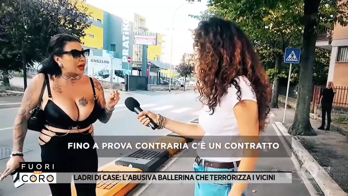 Siamo tornati da Madalina Pescaru, l'influencer romena che occupa abusivamente una casa da 2 anni e mezzo. Ecco come ci ha accolto! Il servizio completo di Viviana D'Introno a #Fuoridalcoro è su Mediaset Infinity