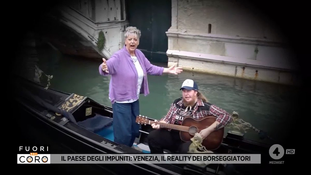 I borseggiatori sono ormai i padroni di #Venezia e si sentono impuniti a tal punto da denunciare chi li filma! Il servizio completo di Cristina Autore a #Fuoridalcoro è su Mediaset Infinity