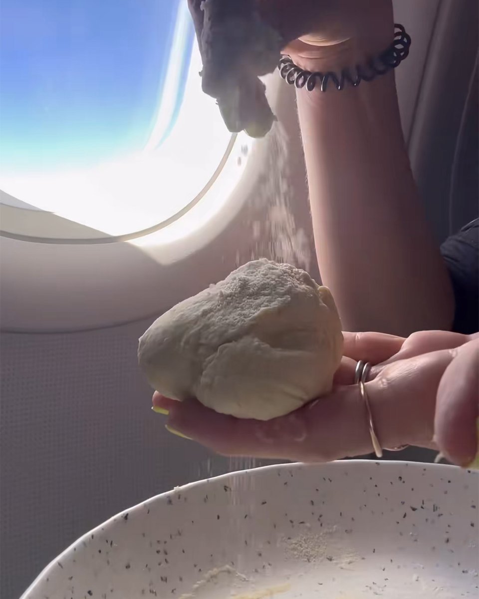 🍲✈️Como la comida del avión NO le gusta, elabora su propio plato Insatisfecha con la comida del avión, una pasajera estadounidense decidió amasar pasta a bordo, lo que generó dudas sobre sus acciones y la higiene en la cabina. Más videos👇