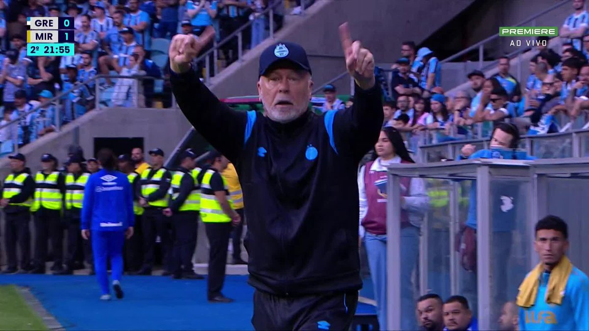 😅🇧🇷 JAJAJA, insólito esto que pasó en Gremio, en pleno partido vs Mirassol. Mano Menezes, el DT, le dijo de todo a su ayudante porque le PASÓ MAL UN CAMBIO al árbitro. 🤬