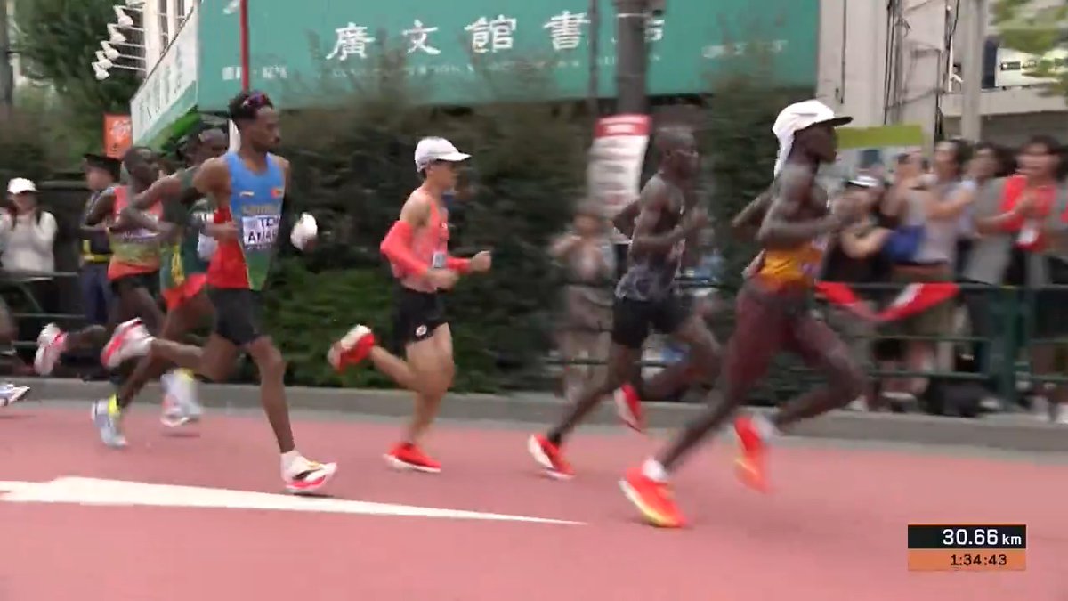 【#東京世界陸上】 ✅男子マラソン 📍30km地点 先頭集団で走る 🇯🇵#近藤亮太 初マラソン日本記録保持者🔥 1位との差は2秒！！ マラソンは2回目👀 可能性を秘めるフレッシュさ🍋で 現在日本勢トップ🙌 📺TBS系 生中継