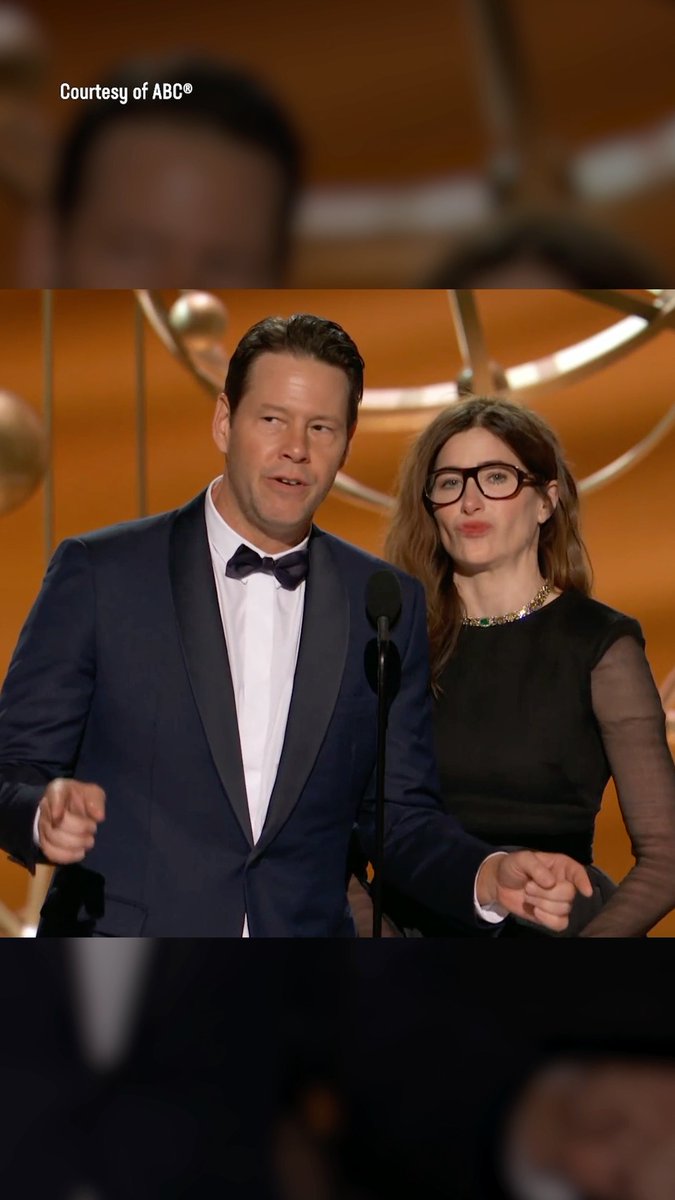 Kathryn Hahn and Ike Barinholtz don't need a teleprompter at the #Emmys! 😂
