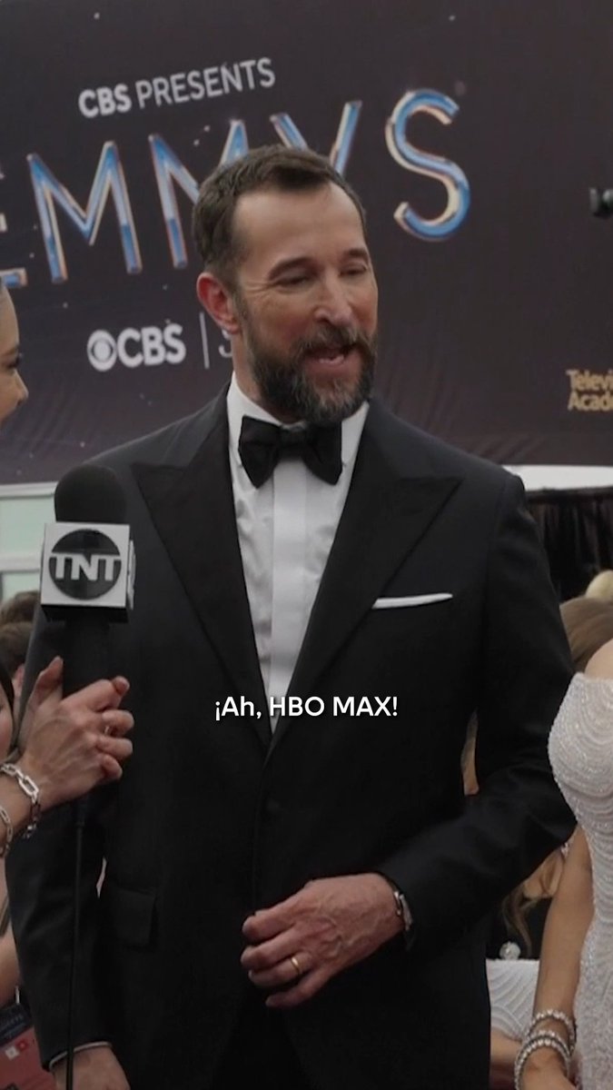 Noah Wyle de The Pitt no puede soltar el uniforme del hospital (¡y nosotros no podemos soltarlo a él)! 🩺🤍