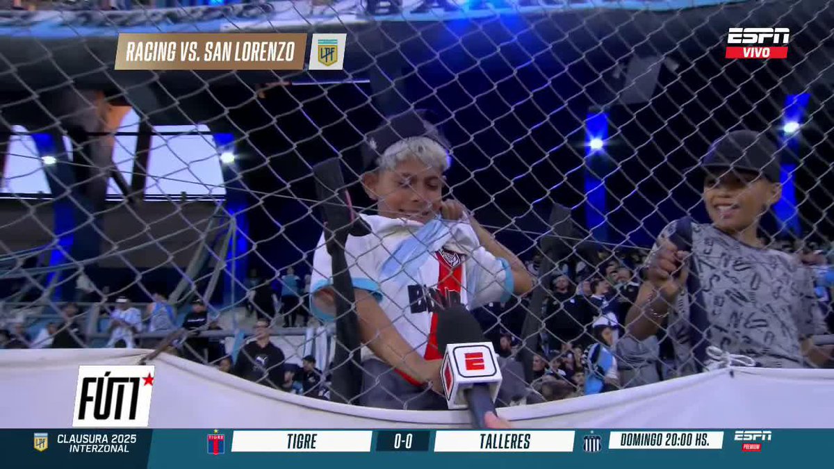 Como van a dejar entrar a la cancha de Racing a un pibe con la camiseta de Atlético Tucumán y ENCIMA ABAJO MUESTRA LA DE RIVER. Papelón.