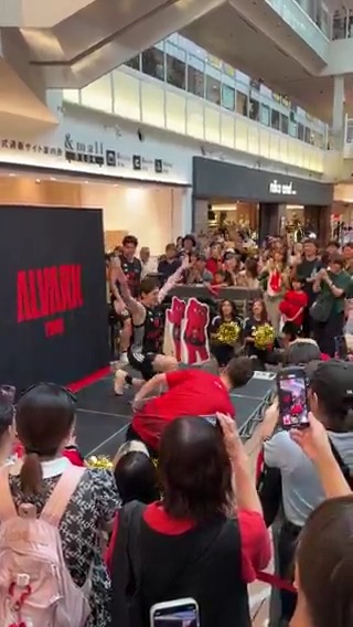 選手登場🔥 今シーズンの覚悟を表すポージングで登場しました💪😂 #アルバルク東京 #GRITUP
