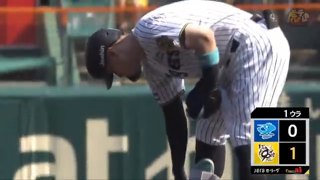 1回裏、佐藤輝選手の左中間フェンス直撃タイムリーツーベースヒットで先制点！ #hanshin #虎テレ #阪神タイガース #鼓動を鳴らせ_虎道を進め