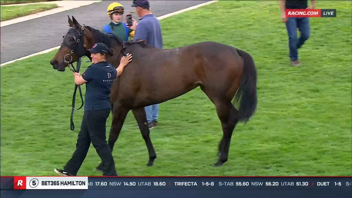 Afternoon off school well spent! Jade Smith rides Dubai Dancer to victory with mum right by her side ❤️