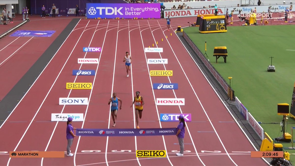 ¡Qué final y qué remontada! 🤯🤯🤯 Alphonce Felix Simbu se lleva el oro mundial en Maratón tras una remontada inverosímil y por solo tres centésimas #WCHTokyo25