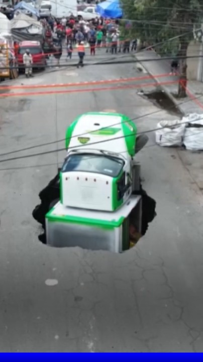 Un camion tombe dans un gouffre à Mexico
