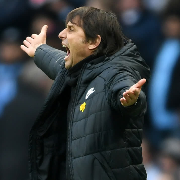 Conte blasting Gary Neville for criticizing his tactics at Chelsea. "You must have knowledge to speak abt tactics & not only to speak in a stupid way. I'm not so stupid to play vs Man City open & to lose 3-0 or 4-0." Amorim uses a back 3. See a pattern?