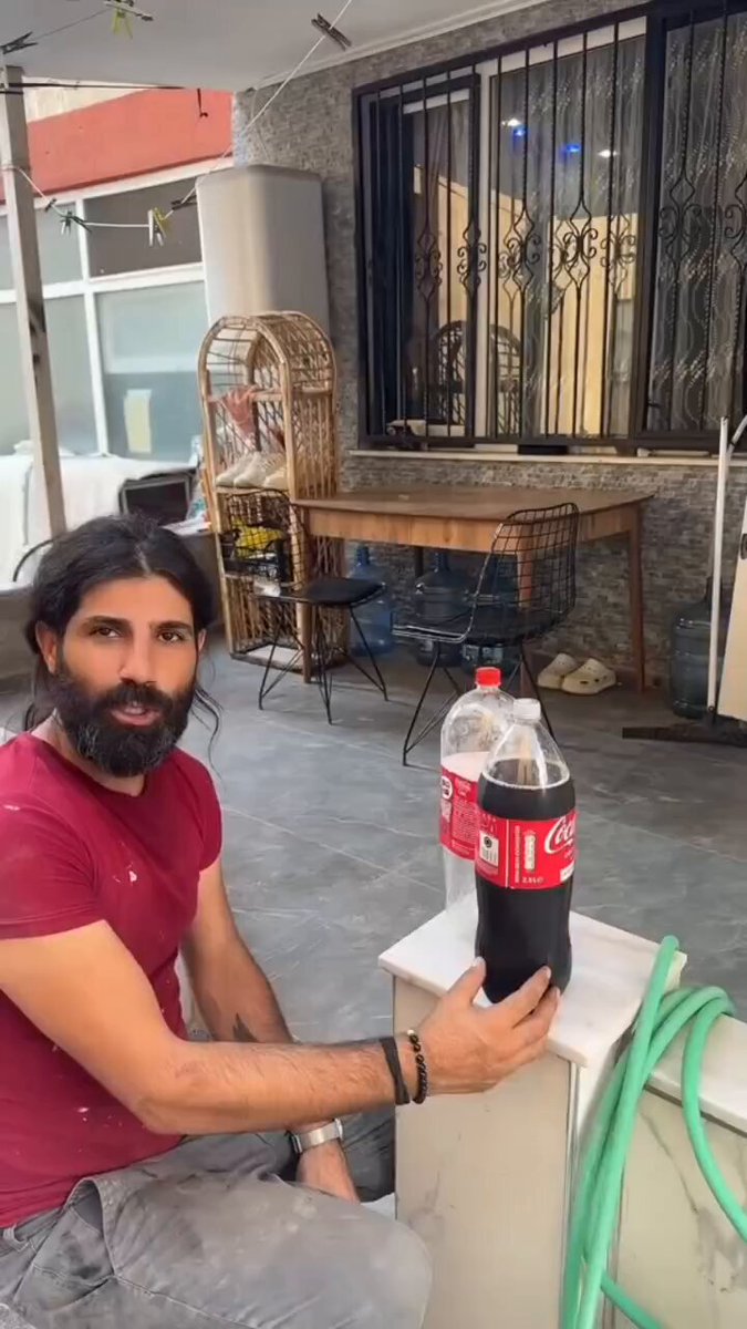 Bir adam, 'Arkadaşlar bakın, İsrail kolayı füze şeklinde yapmış; yani adeta siz için biz füze üretelim demek istiyorlar' diyerek kola içenleri uyarıyor.