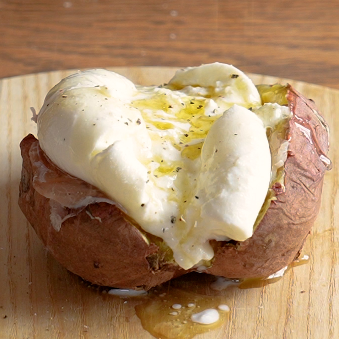【まだそのまま食べてるの?】ハマること間違いなし!究極の焼き芋レシピ / Burrata on Baked Sweet Potato🍠🤍