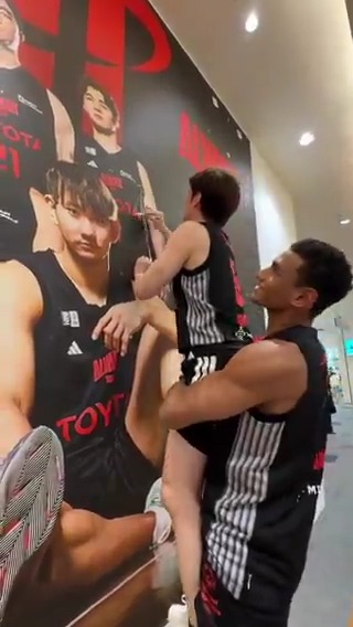 イベント終了後には壁面装飾に選手たちがサインを✍️ アーバンドック ららぽーと豊洲にお越しの際はぜひ探してみてください❗️👀✨ #アルバルク東京 #GRITUP #セバスのたかいたかい