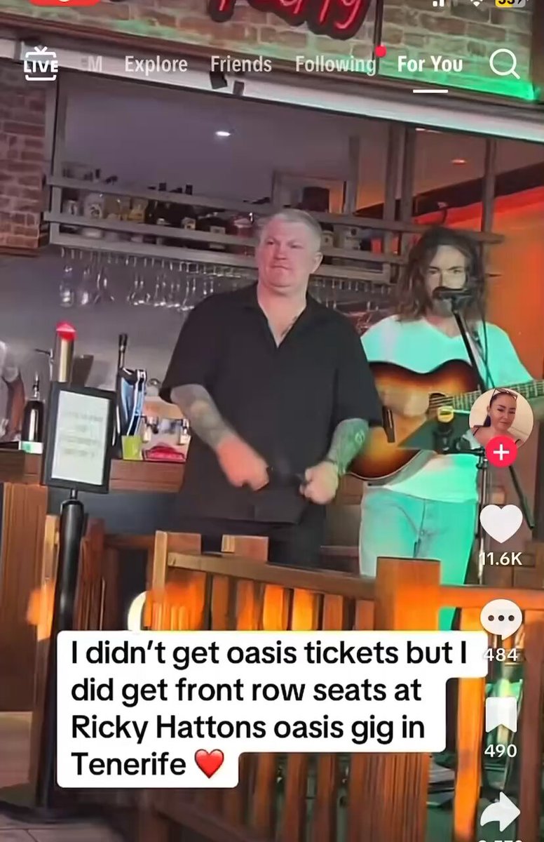 Great video of Legend Ricky Hatton singing Wonderwall by Oasis ❤️🙏 He loved people and being around normal people and they loved him. Sleep well Hitman 🥊 ✊