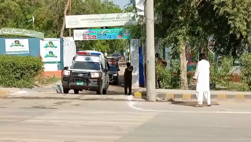 مریم نواز کا سیلاب میں ڈوبے علی پور کا دورہ، گاڑیاں ہی گاڑیاں