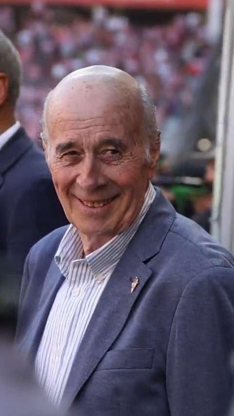 ❤🤍 Nuestro reconocimiento a José Manuel Díaz Novoa, representando a todos los entrenadores que dirigieron al primer equipo. Historia rojiblanca. 👏🏻 Nuestro agradecimiento a David Arango por acompañarnos en los homenajes con motivo del 120 Aniversario del #RealSporting.